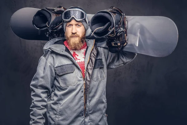 Brutální Zrzka Snowboardista Plnovousem Zimní Čepice Ochranné Brýle Oblečený Snowboarding — Stock fotografie