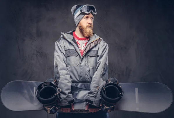 Brutální Zrzka Snowboardista Plnovousem Zimní Čepice Ochranné Brýle Oblečený Snowboarding — Stock fotografie
