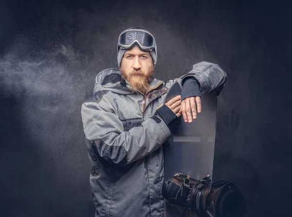 Brutální Zrzka Snowboardista Plnovousem Zimní Čepice Ochranné Brýle Sobě Snowboarding — Stock fotografie