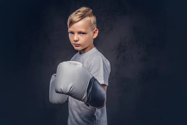 Guapo Boxeador Niño Con Pelo Rubio Vestido Con Una Camiseta — Foto de Stock