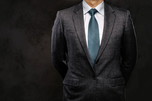 エレガントなフォーマルなスーツに身を包んだビジネスマンの肖像画をトリミングしました 暗い背景に分離 — ストック写真