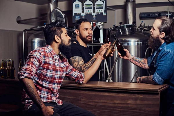 Три Бородаті Міжрасові Друзі Ють Ремісниче Пиво Розмовляють Пивоварні Робітники — стокове фото