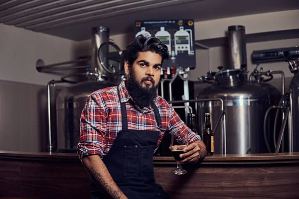 Stijlvolle Volle Baard Indier Een Fleece Shirt Schort Houdt Een — Stockfoto