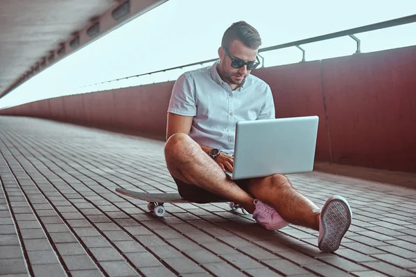 Porträtt Stilig Fashionabla Frilansare Solglasögon Klädd Vit Skjorta Och Shorts — Stockfoto