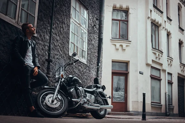 Motociclista Alla Moda Vestito Con Una Giacca Pelle Nera Jeans — Foto Stock