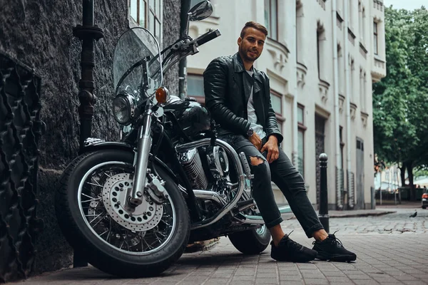 Modebiker Schwarzer Lederjacke Und Jeans Sitzt Auf Seinem Retro Motorrad — Stockfoto