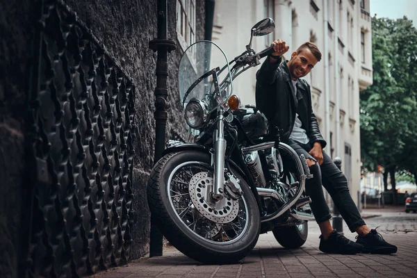 Fröhlicher Modischer Biker Schwarzer Lederjacke Und Jeans Sitzt Auf Seinem — Stockfoto