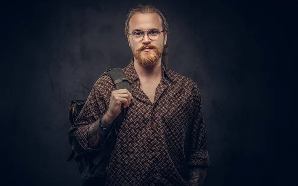 Retrato Estudante Hipster Ruiva Óculos Vestidos Com Uma Camisa Marrom — Fotografia de Stock