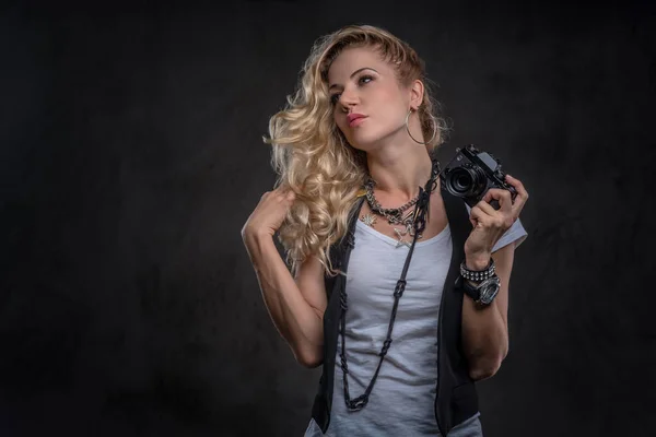 Smyslné Kudrnaté Blond Girl Fotograf Oblečený Bílé Tričko Vesta Nosí — Stock fotografie