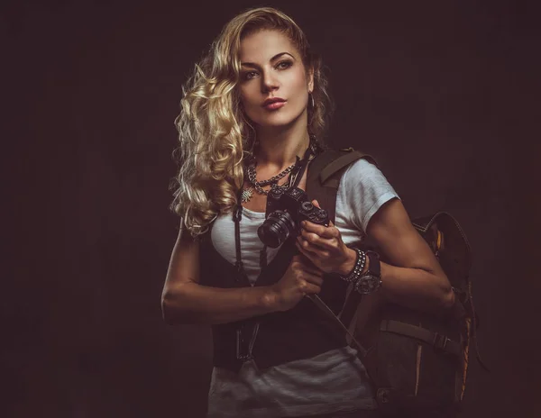 Mulher Loira Encaracolada Encantadora Vestida Com Uma Camiseta Branca Colete — Fotografia de Stock