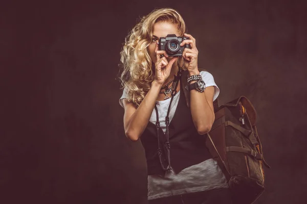 Okouzlující Kudrnaté Blond Žena Oblečená Bílé Tričko Vesta Nosí Spoustu — Stock fotografie