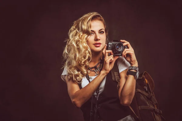 Mulher Loira Encaracolada Sensual Vestida Com Uma Camiseta Branca Colete — Fotografia de Stock