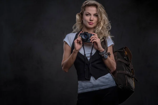 Mulher Loira Encaracolada Encantadora Vestida Com Uma Camiseta Branca Colete — Fotografia de Stock