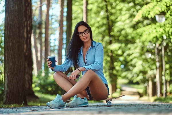 Gorgeous Sexy Brunette Girl Glasses Wearing Shirt Shorts Sitting Skateboard — Zdjęcie stockowe