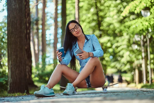 Ursnygg Sexig Brunett Flicka Glasögon Bär Skjorta Och Shorts Som — Stockfoto