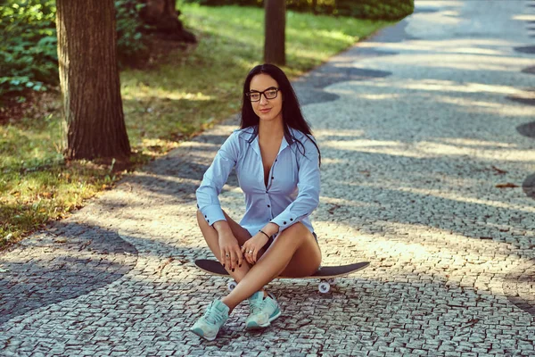 Gorgeous Sensual Brunette Girl Glasses Wearing Shirt Shorts Sitting Skateboard — Stock Photo, Image