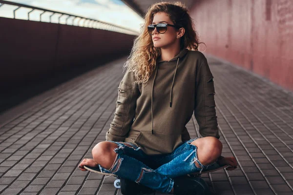 Porträtt Ung Kvinna Solglasögon Klädd Hoodie Och Slet Jeans Som — Stockfoto