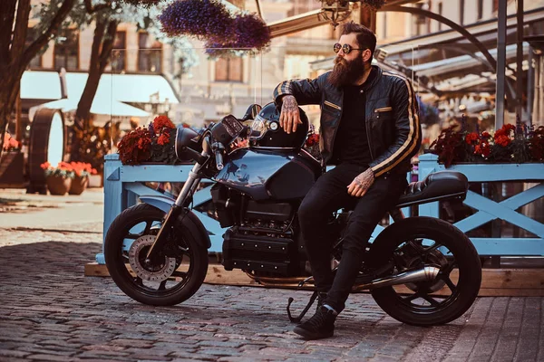 Retrato Motociclista Elegante Óculos Sol Vestido Com Uma Jaqueta Couro — Fotografia de Stock