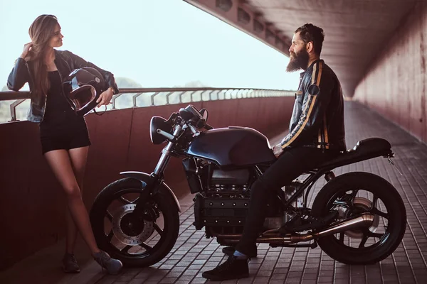 Siyah Deri Ceketli Bir Motosiklet Onun Genç Seksi Esmer Kız — Stok fotoğraf