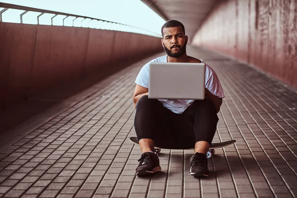 Retrato Hombre Barbudo Afroamericano Vestido Con Una Camisa Blanca Pantalones — Foto de Stock