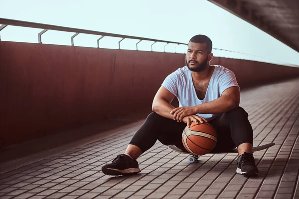 Porträtt Fundersam Mörkhyade Kille Klädd Vit Skjorta Och Sport Shorts — Stockfoto