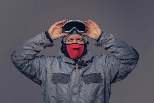 Portrét Snowboardista Oblečený Plné Ochranných Pomůcek Pro Extream Snowboarding Klade — Stock fotografie