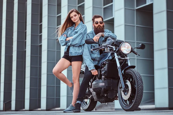 매력적인 Hipster 레트로 오토바이 관능적인 근처에 스카이 래퍼에 포즈에 선글라스와 — 스톡 사진