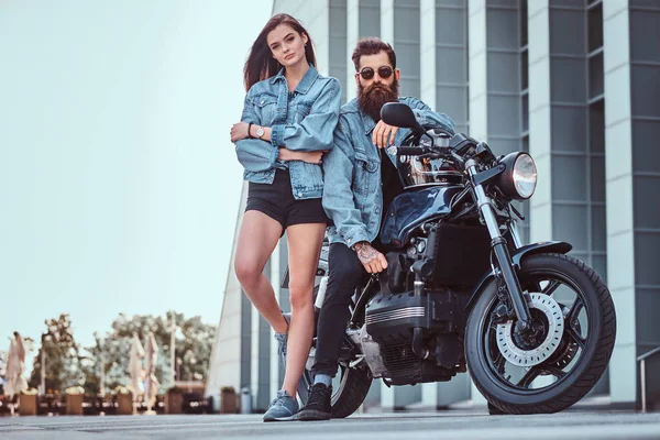 Atractiva Pareja Hipster Hombre Brutal Barbudo Gafas Sol Chaqueta Jeans —  Fotos de Stock