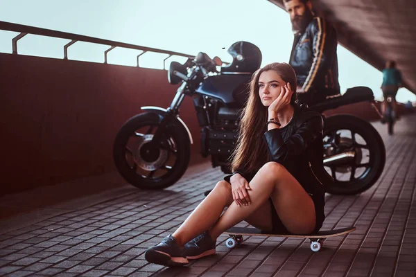 Potret Gadis Berambut Cokelat Sensual Duduk Skateboard Dan Biker Berjanggut — Stok Foto