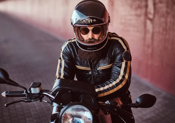 Ritratto Ravvicinato Brutale Biker Barbuto Casco Occhiali Sole Vestito Con — Foto Stock