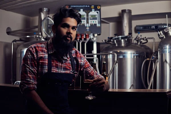 Stylischer Vollbärtiger Indischer Mann Fleecehemd Und Schürze Hält Einer Brauerei — Stockfoto