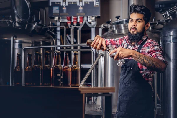 Stijlvolle Volledige Bebaarde Indier Een Fleece Hemd Schort Giet Bier — Stockfoto