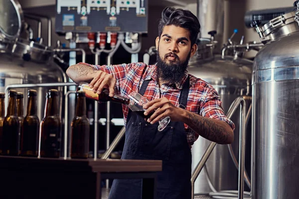 Стильний Повний Бородатий Індійського Людина Руно Сорочки Фартух Наливає Пива — стокове фото