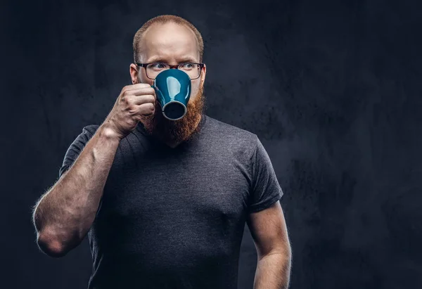 Nahaufnahme Porträt Eines Rothaarigen Bärtigen Mannes Der Kaffee Trinkt Und — Stockfoto