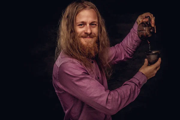 Close Retrato Homem Hipster Ruiva Sorridente Com Cabelos Longos Barba — Fotografia de Stock