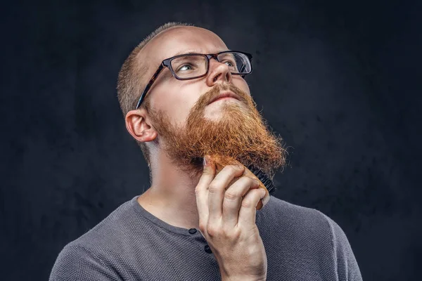 Close Retrato Homem Barba Ruiva Usando Óculos Vestidos Com Uma — Fotografia de Stock