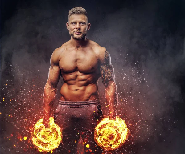 Bodybuilder Élégant Puissant Avec Tatouage Sur Bras Posant Avec Des — Photo