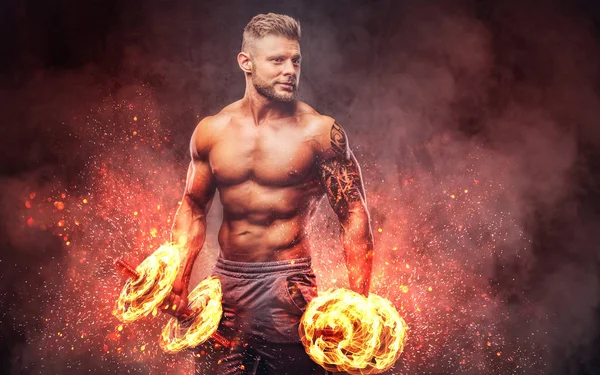 Erős Elegáns Testépítő Tetoválás Karján Gyakorolja Súlyzó Tűz Művészeti Koncepció — Stock Fotó