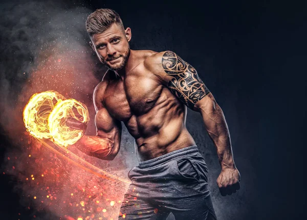 Bodybuilder Élégant Puissant Avec Tatouage Sur Bras Faire Les Exercices — Photo