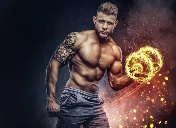 Kraftvoller Stylischer Bodybuilder Mit Tätowierung Arm Der Die Übungen Auf — Stockfoto