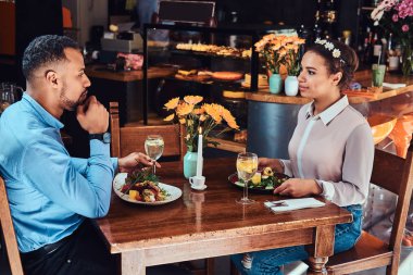 Birlikte, onların dating, zevk çekici bir çift harika bir zamandı aşık güzel Afrikalı-Amerikalı çift bir restoranda yemek.