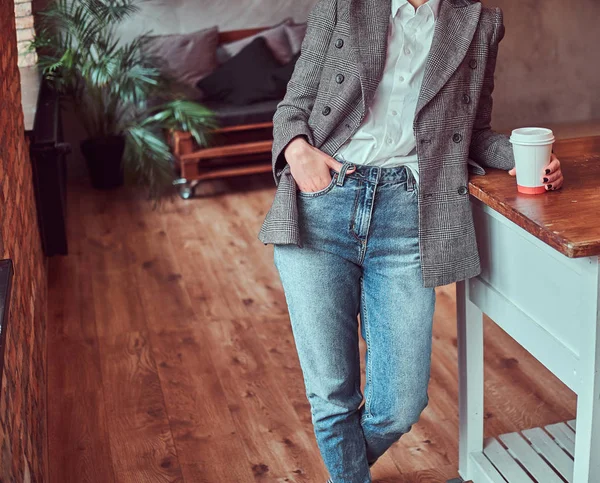 Zugeschnittenes Foto Einer Jungen Frau Grauer Eleganter Jacke Und Jeans — Stockfoto