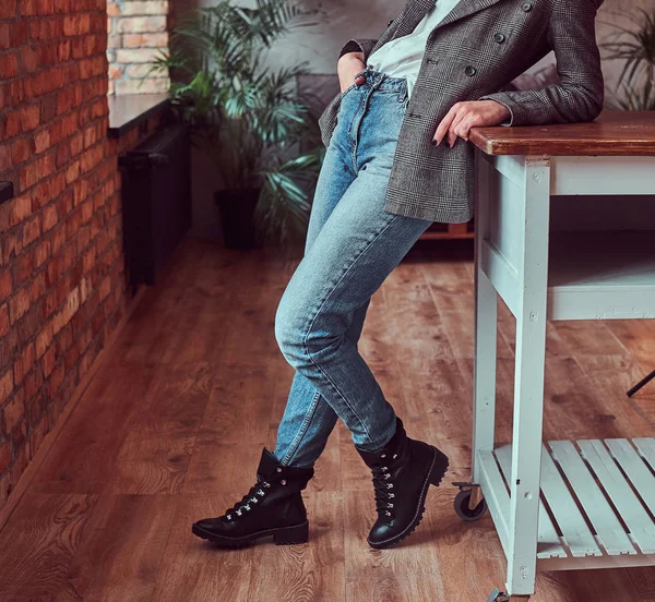 Beskuren Bild Ung Kvinna Klädd Grå Elegant Jacka Och Jeans — Stockfoto