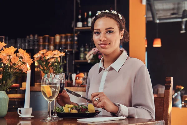 Nahaufnahme Porträt Einer Schönen Schwarzhäutigen Frau Mit Bluse Und Blumenstirnband — Stockfoto