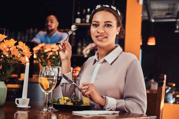 Glückliche Nahaufnahme Porträt Einer Schönen Schwarzhäutigen Frau Die Eine Bluse — Stockfoto