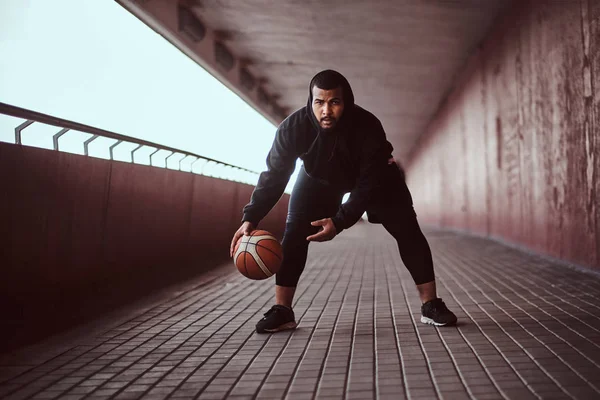 Homem Pele Escura Vestido Com Capuz Preto Calções Esportivos Jogando — Fotografia de Stock