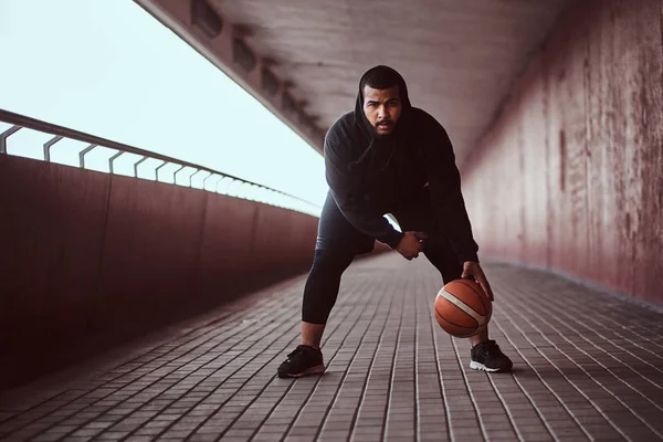 Dark Skinned Guy Dressed Black Hoodie Sports Shorts Playing Basketball — Stock Photo, Image