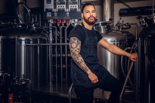 Portret Van Een Stijlvolle Bebaarde Donkere Gevilde Man Met Een — Stockfoto