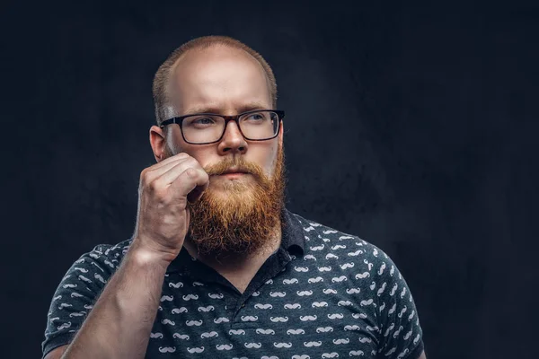 Портрет Задумчивого Рыжего Бородатого Мужчину Футболке Позирующего Рукой Усах Изолированный — стоковое фото