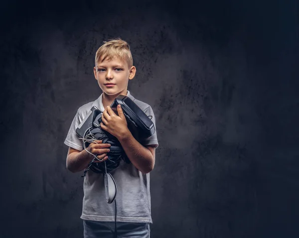 Blond Skolpojke Klädd Vit Shirt Innehar Fullständiga Digital För Underhållning — Stockfoto